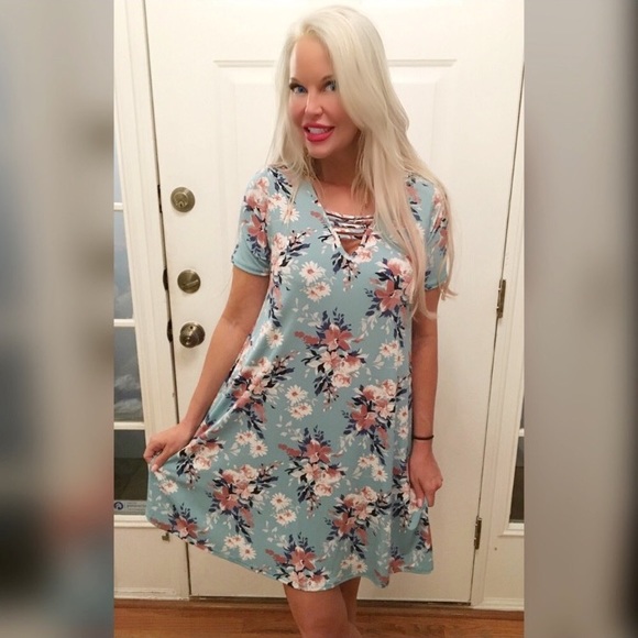 SUMMER CLEARANCE 💕Aqua lace up top pocket dress - Picture 2 of 4